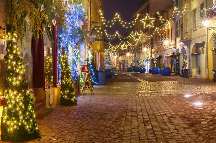 Trouvez une variété d’illuminations de Noël chez nous.